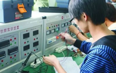 東寶區職教中心2018年招生簡章 聚焦電子產品技術開發與銷售，開啟職業新未來